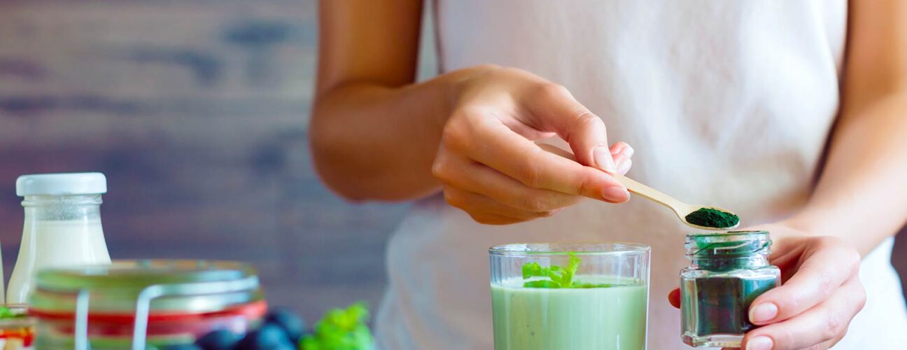 découvrez les nombreux bienfaits de la spiruline pour votre santé : un super-aliment riche en protéines, vitamines et minéraux, qui booste votre énergie, renforce votre système immunitaire et contribue à une meilleure forme physique.